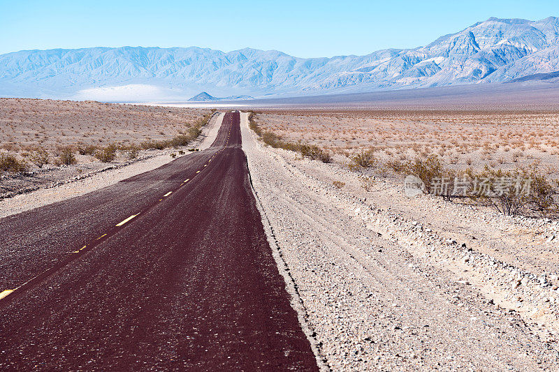 美国加州Panamint Valley的“红”trona野玫瑰路